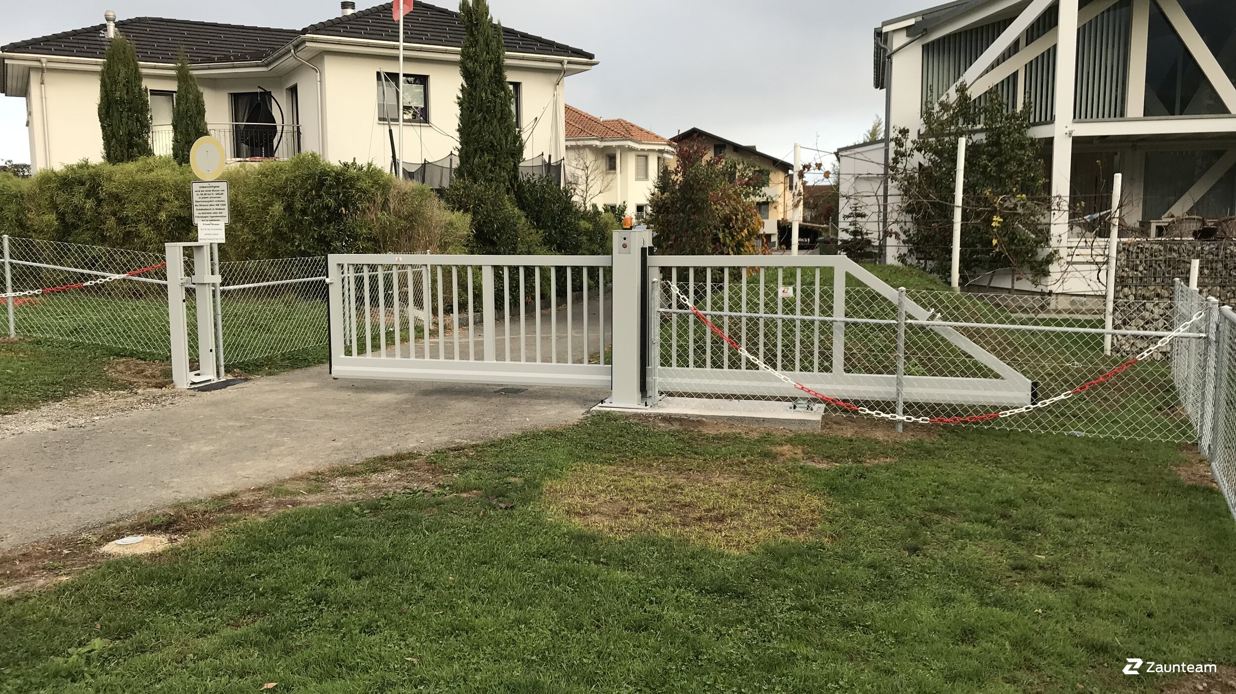 Automatische Tore aus dem 2018 in 8854 Siebnen Schweiz von Zaunteam Linth.