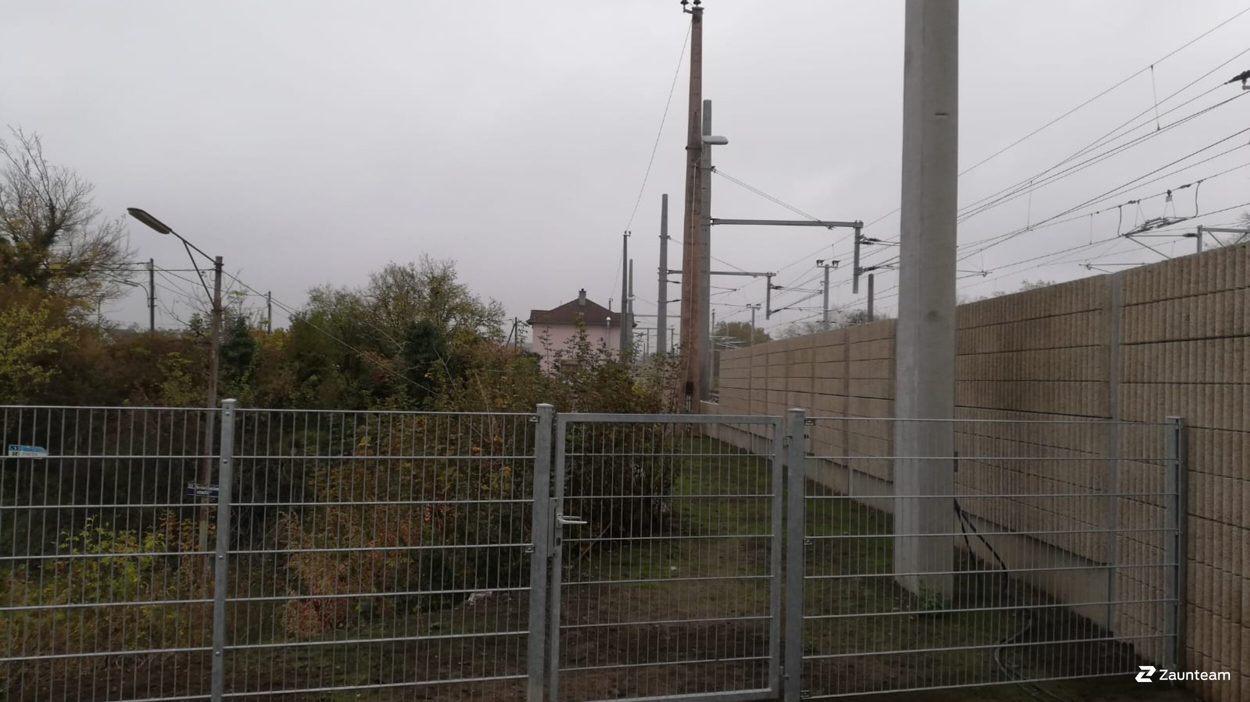 Doppelstabmattenzaun aus dem 2022 in 1220 Wien/ Süßenbrunn Österreich von Zaunteam Wienerwald.