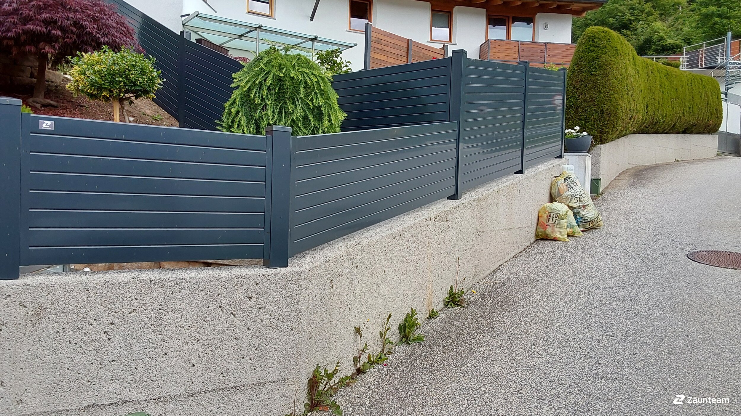 Aluminium Sichtschutz aus dem 2024 in 6135 Stans Österreich von Zaunteam Tirol Unterland.