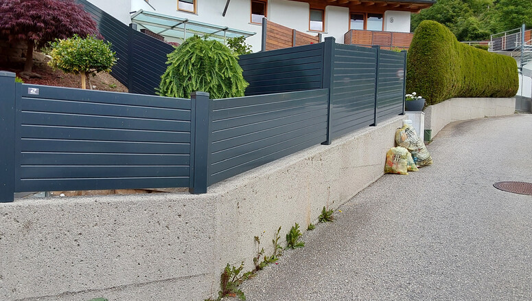 Aluminium Sichtschutz aus dem 2024 in 6135 Stans Österreich von Zaunteam Tirol Unterland.