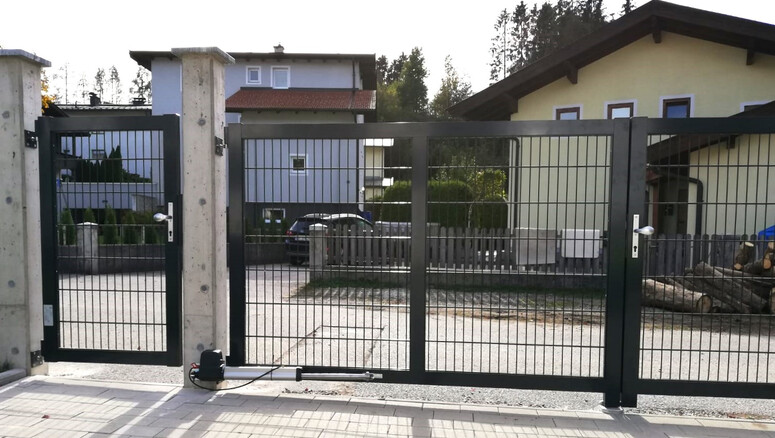 Doppelstabmattenzaun aus dem 2024 in 6336 Langkampfen Österreich von Zaunteam Tirol Unterland.
