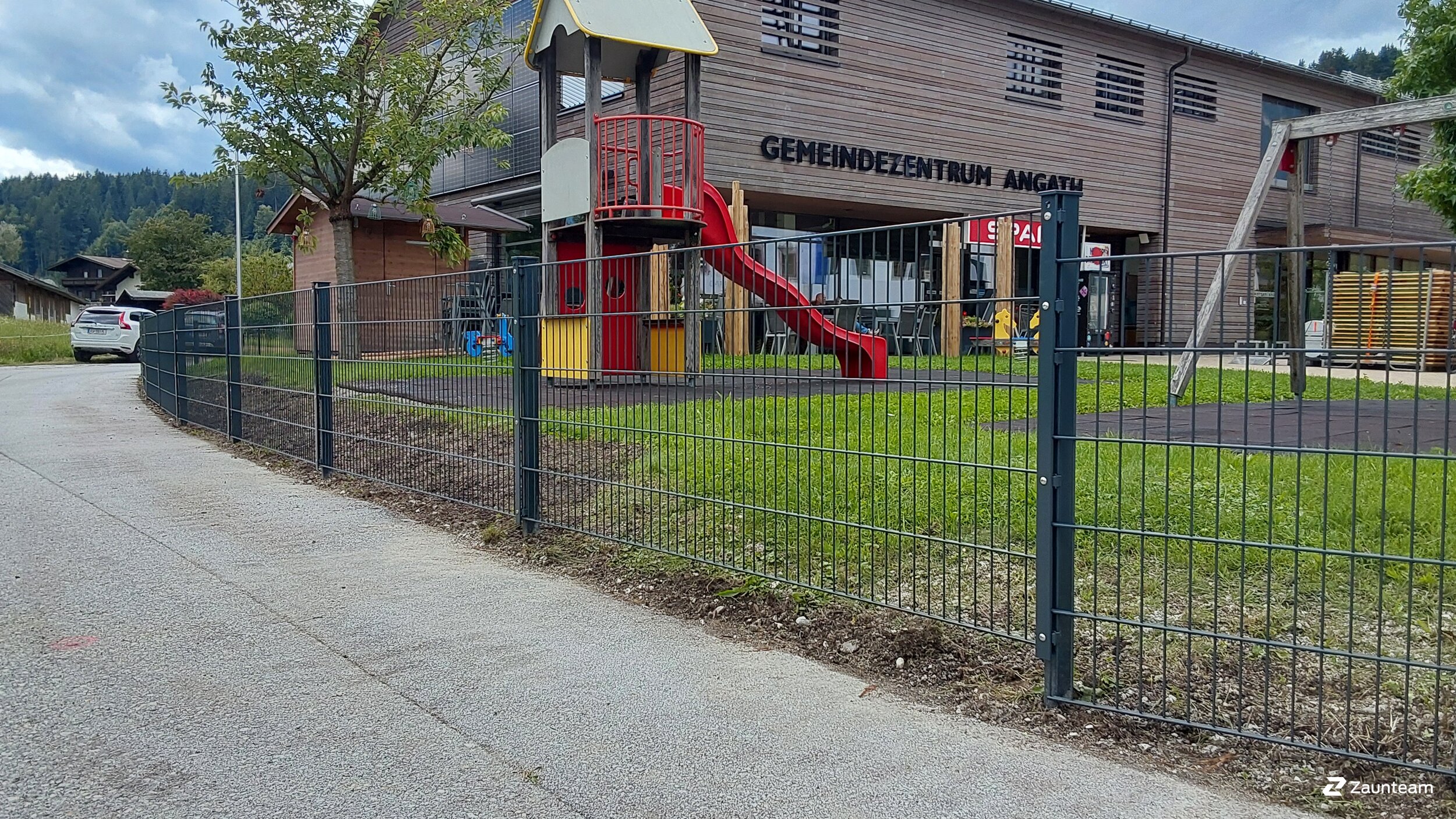 Clôture en panneau double fil de 2025 à 6321 Angath Autriche de Zaunteam Tirol Unterland.