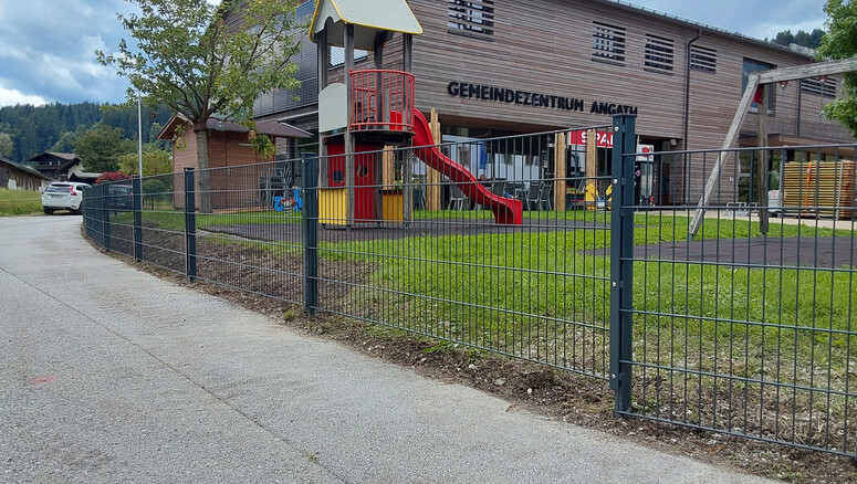 Clôture en panneau double fil de 2025 à 6321 Angath Autriche de Zaunteam Tirol Unterland.