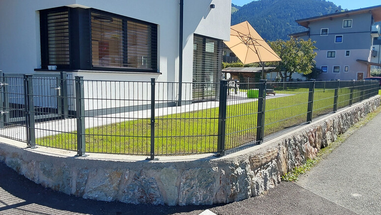 Doppelstabmattenzaun aus dem 2025 in 6306 Söll Österreich von Zaunteam Tirol Unterland.