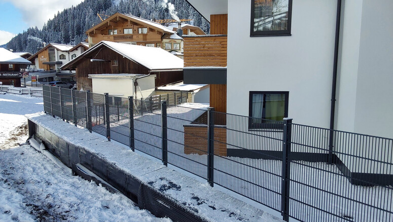 Doppelstabmattenzaun aus dem 2025 in 6293 Tux Österreich von Zaunteam Tirol Unterland.
