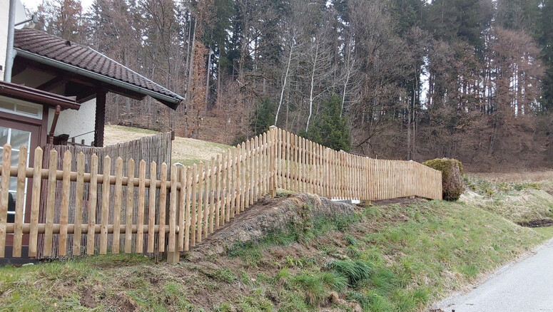Palisadenzaun aus dem 2026 in 6322 Kirchbichl Österreich von Zaunteam Tirol Unterland.
