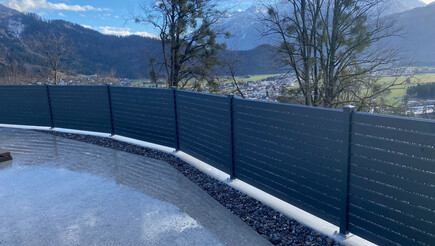 Aluminium Sichtschutz aus dem 2024 in 6712 Thüringen Österreich von Zaunteam Vorarlberg.