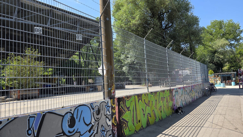 Doppelstabmattenzaun aus dem 2025 in 1205 Genève Schweiz von Swissclôture Genève.