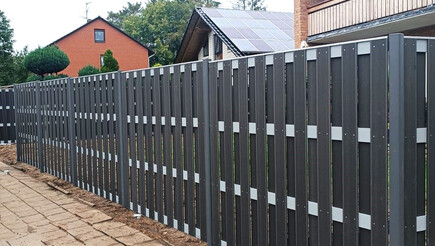 Pare-vue en WPC de 2023 à 31595 Steyerberg Allemagne de Zaunteam Kischkel.