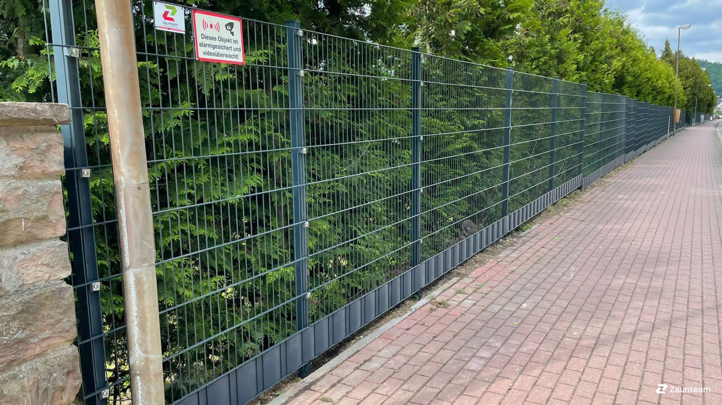 Doppelstabmattenzaun aus dem 2022 in 37619 Bodenwerder Deutschland von Zaunteam Weser-Leine.