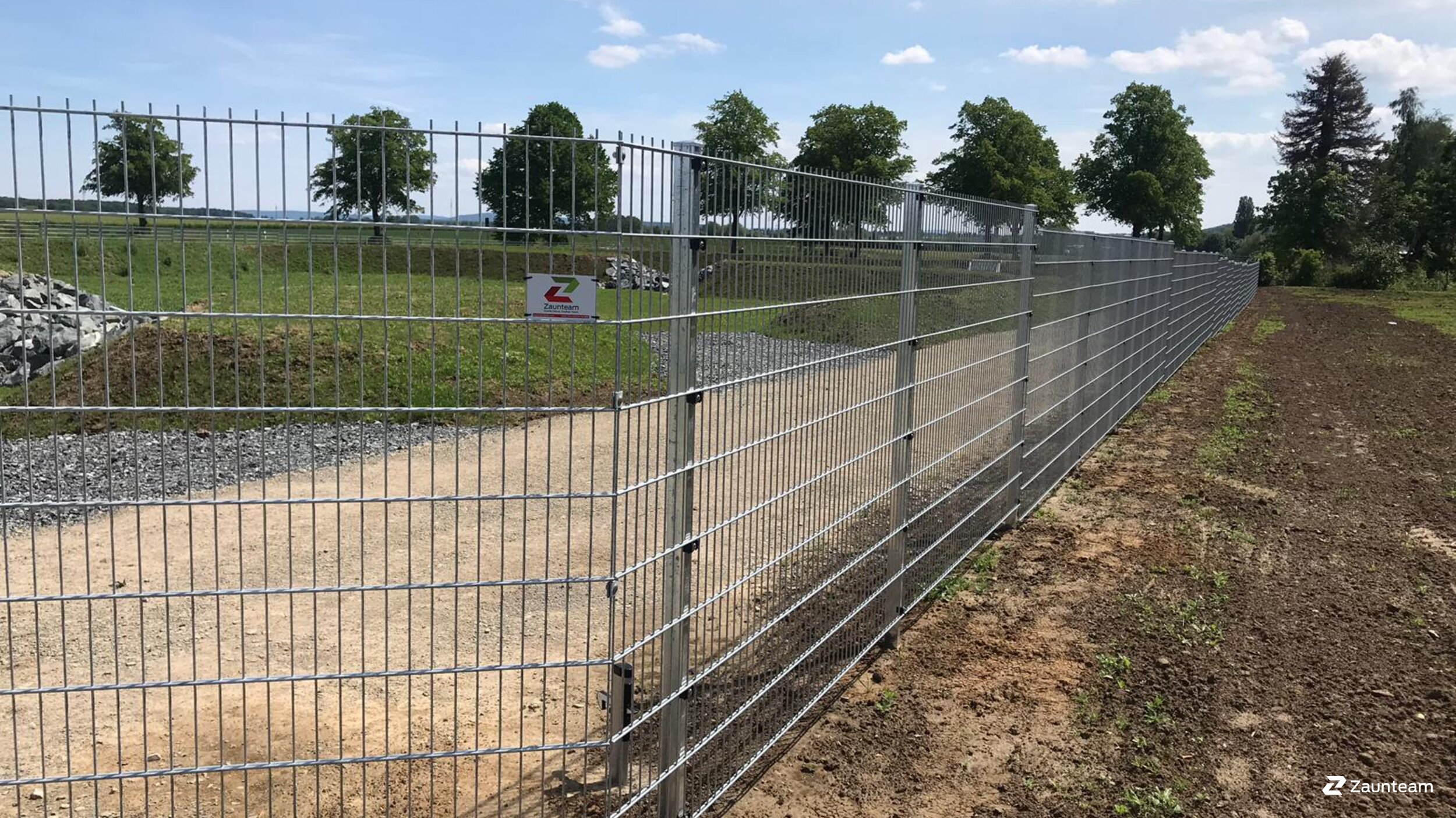 Doppelstabmattenzaun aus dem 2019 in 31832 Springe OT Bennigsen Deutschland von Zaunteam Weser-Leine.