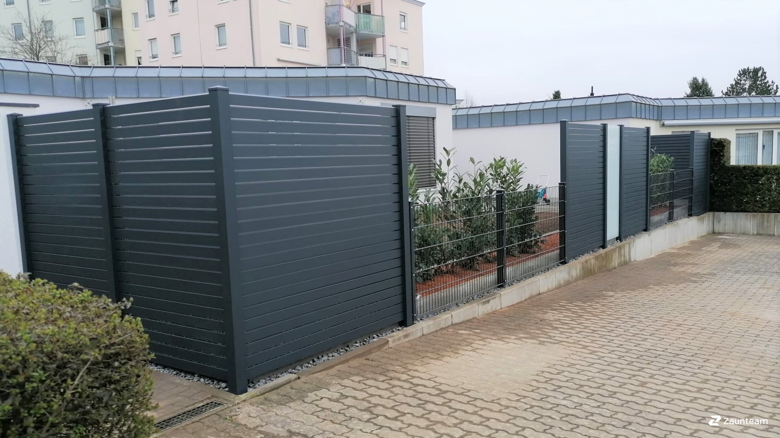 Protection brise-vue en aluminium de 2022 à 97422 Schweinfurt Allemagne de Zaunteam Main-Rhön.