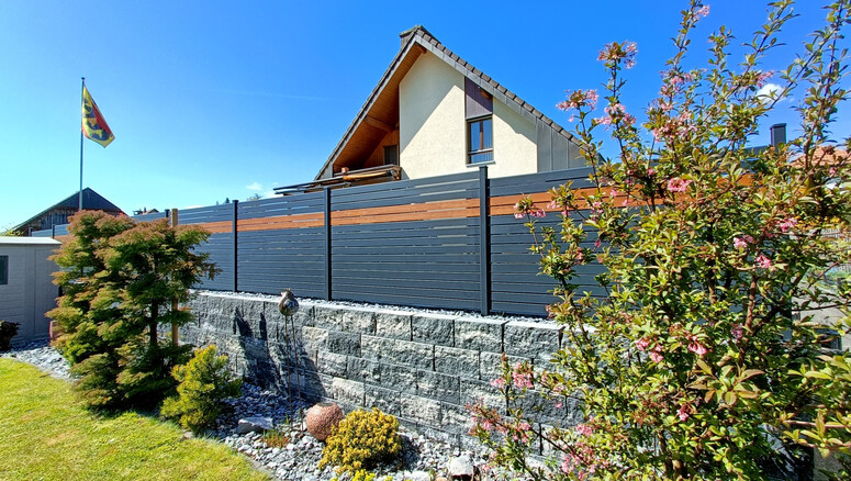 Aluminium Sichtschutz aus dem 2026 in 3238 Gals Schweiz von Zaunteam Spahni AG.