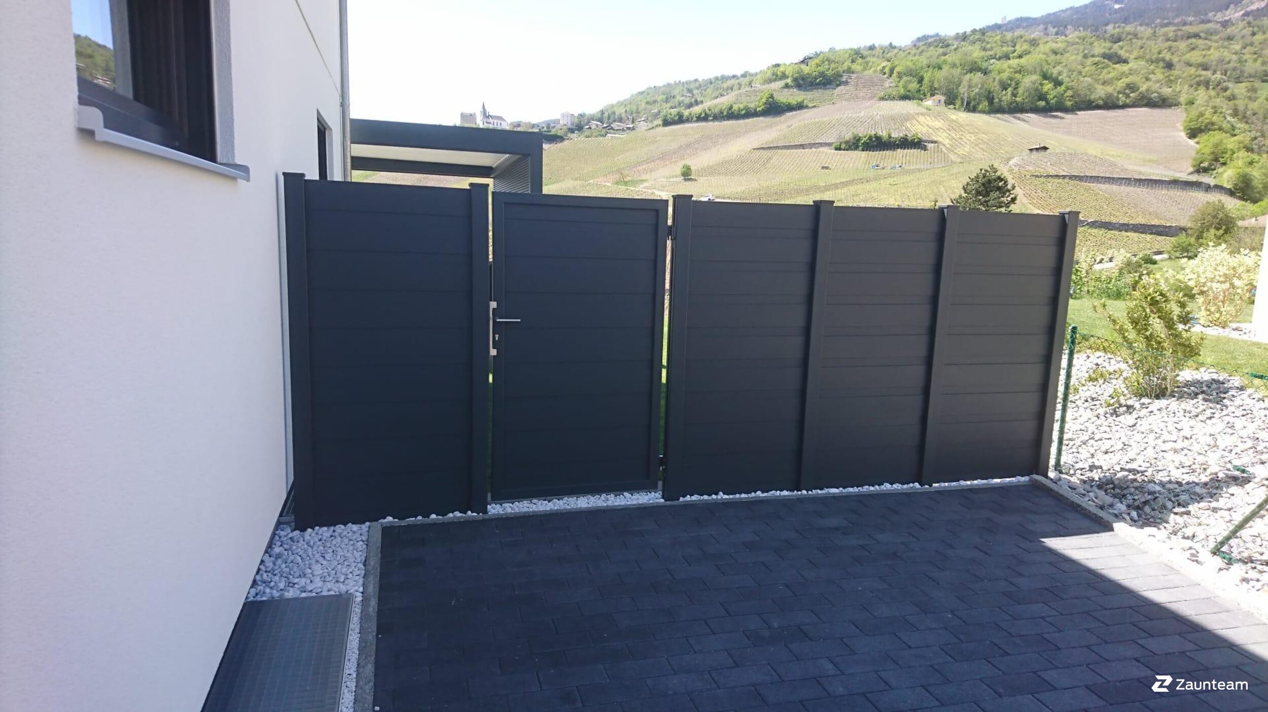 Aluminium Sichtschutz aus dem 2020 in 3972 Miège Schweiz von Zaunteam Wallis / Swissclôture Valais.