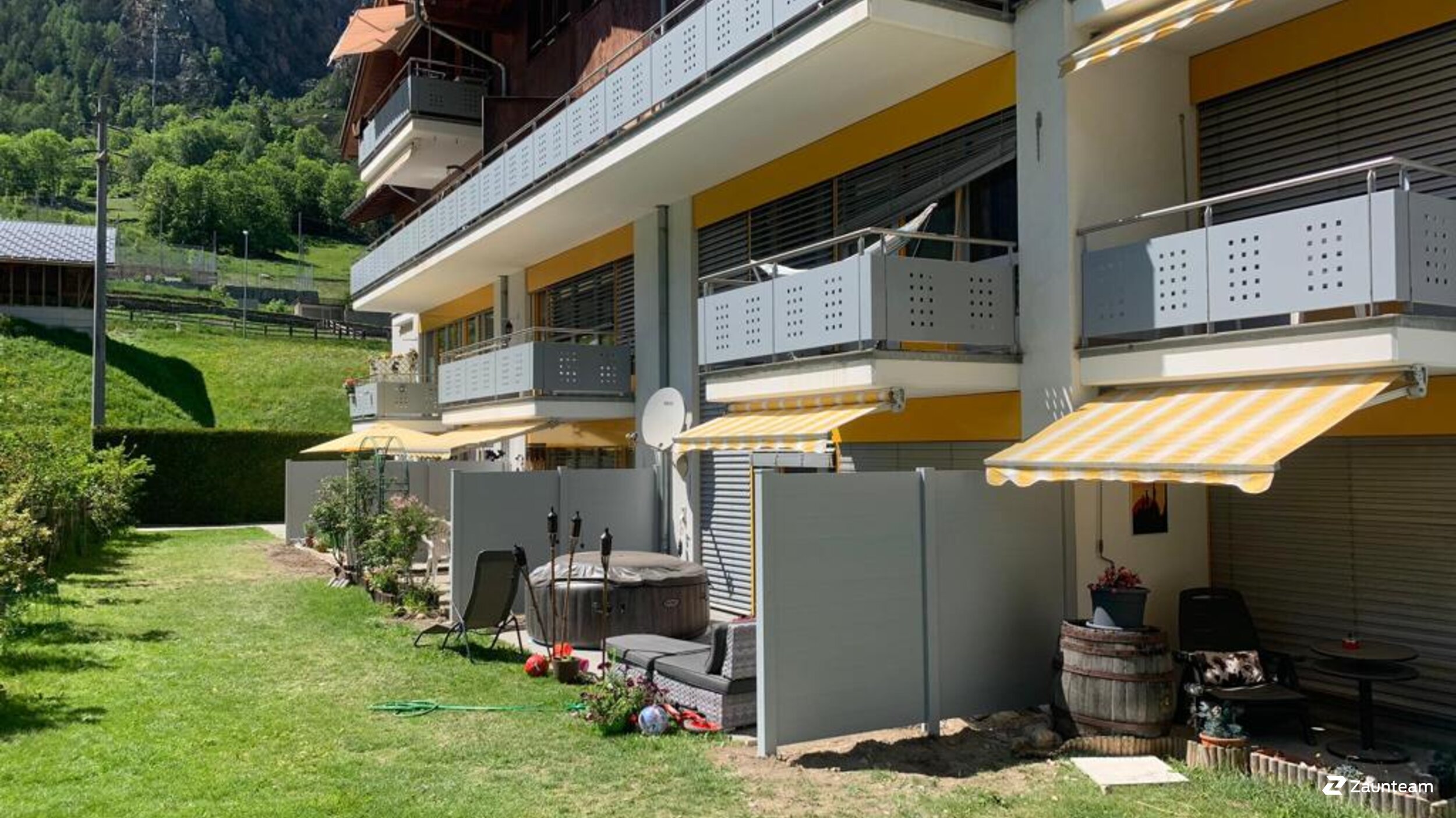 Protection brise-vue en aluminium de 2020 à 3924 St.Niklaus Suisse de Zaunteam Wallis / Swissclôture Valais.