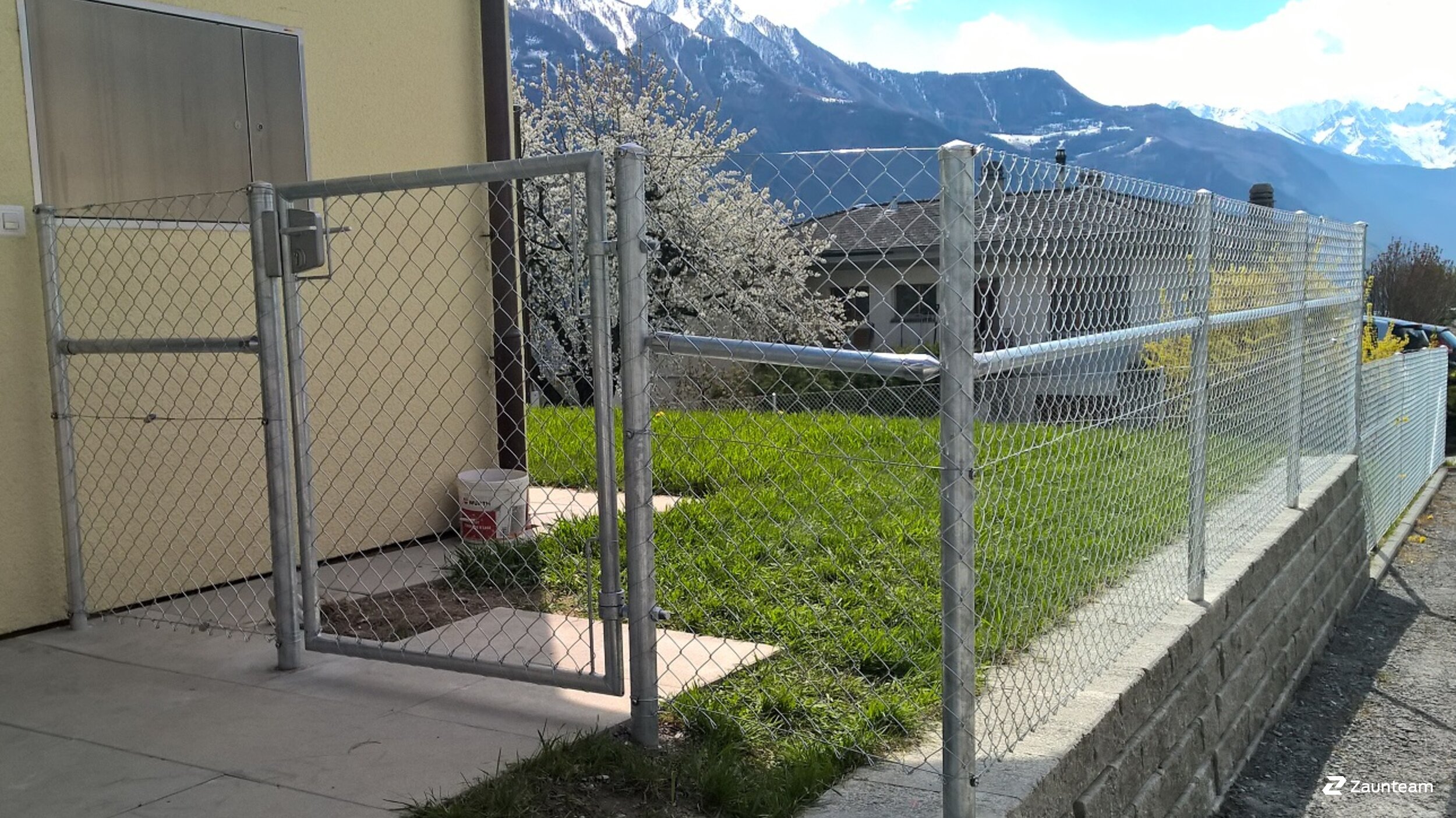 Maschendrahtzaun aus dem 2016 in 1955 Chamoson Schweiz von Zaunteam Wallis / Swissclôture Valais.