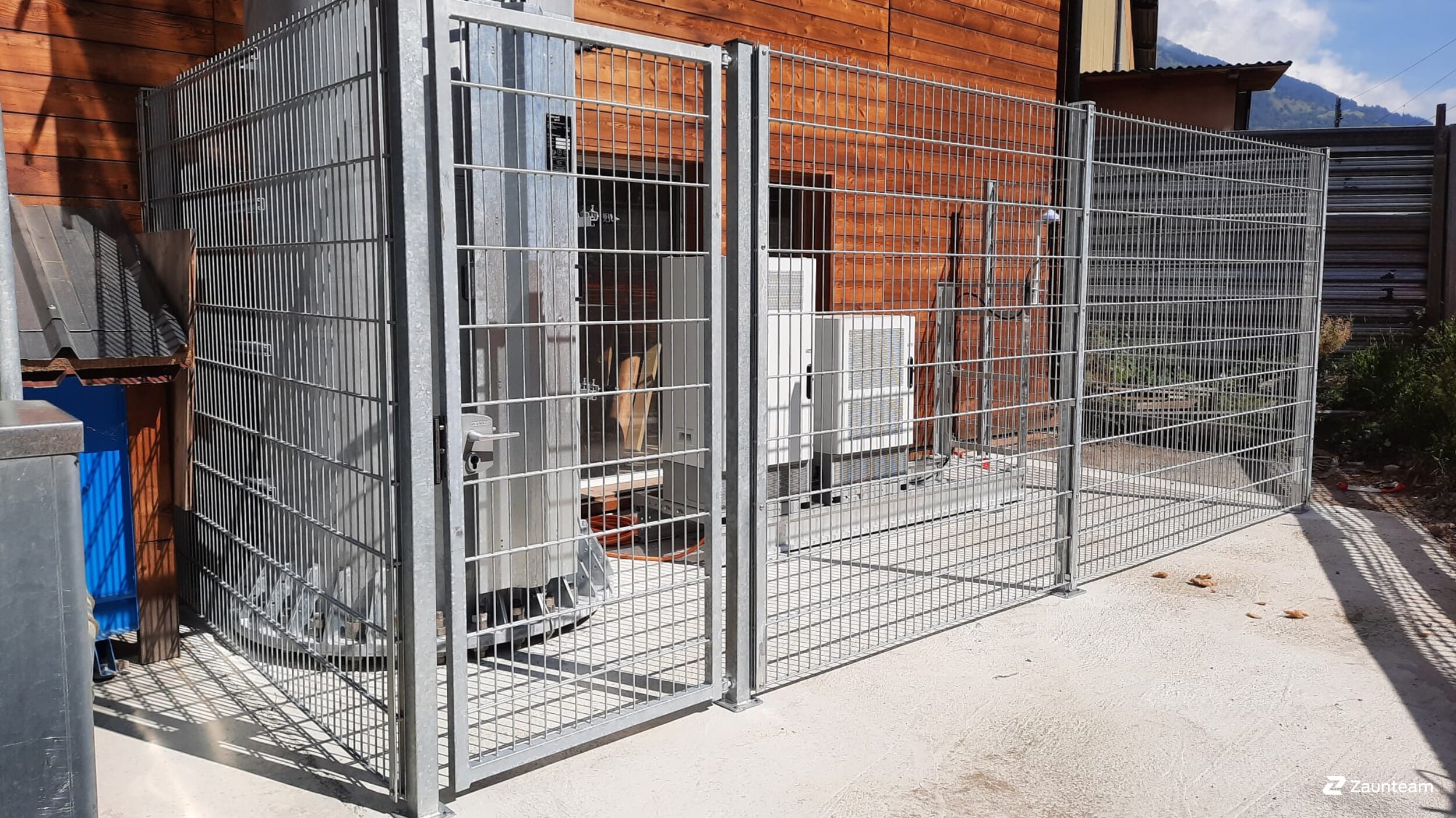 Clôture en panneau double fil de 2021 à 3983 Mörel Suisse de Zaunteam Wallis / Swissclôture Valais.