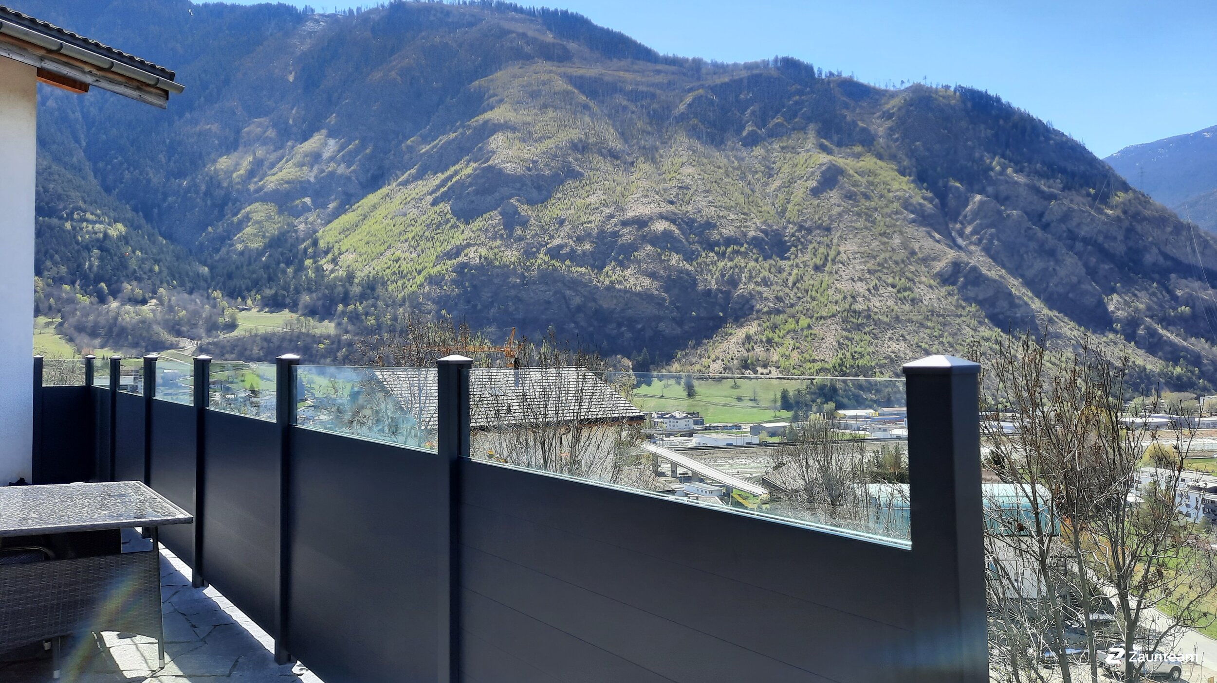 Aluminium Sichtschutz aus dem 2021 in 3931 Lalden Schweiz von Zaunteam Wallis / Swissclôture Valais.