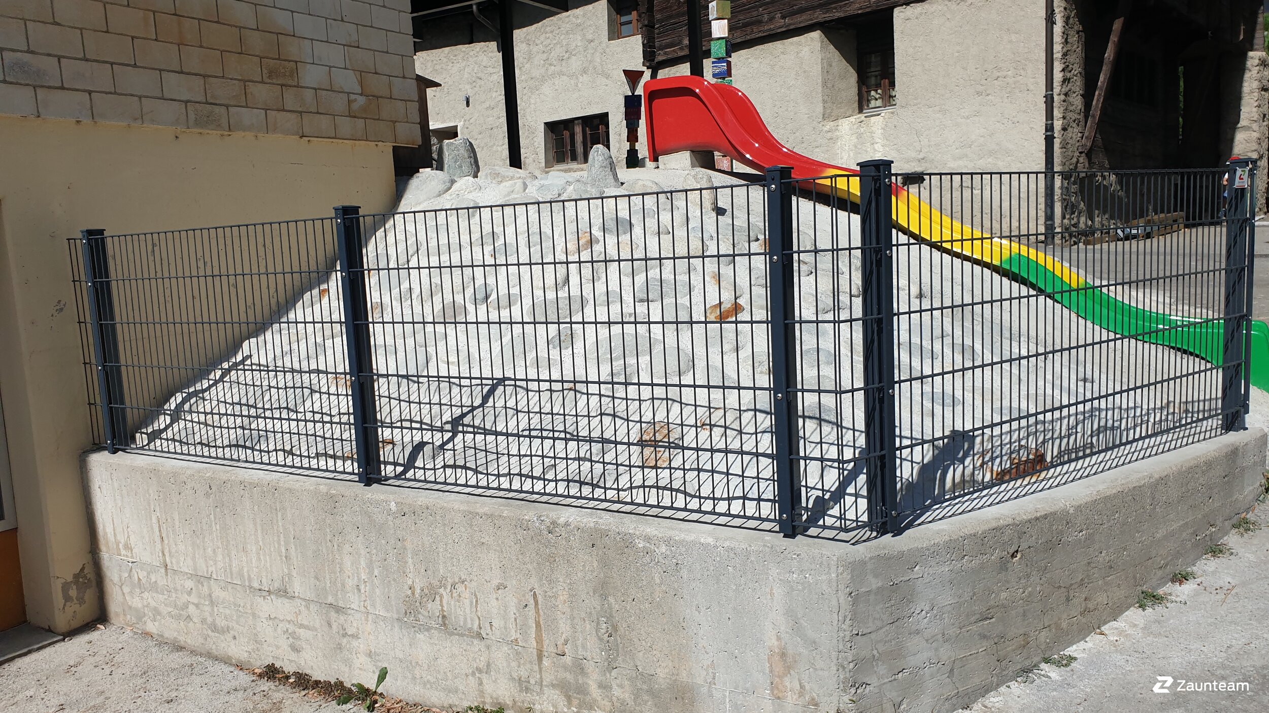 Doppelstabmattenzaun aus dem 2020 in 3945 Gampel Schweiz von Zaunteam Wallis / Swissclôture Valais.