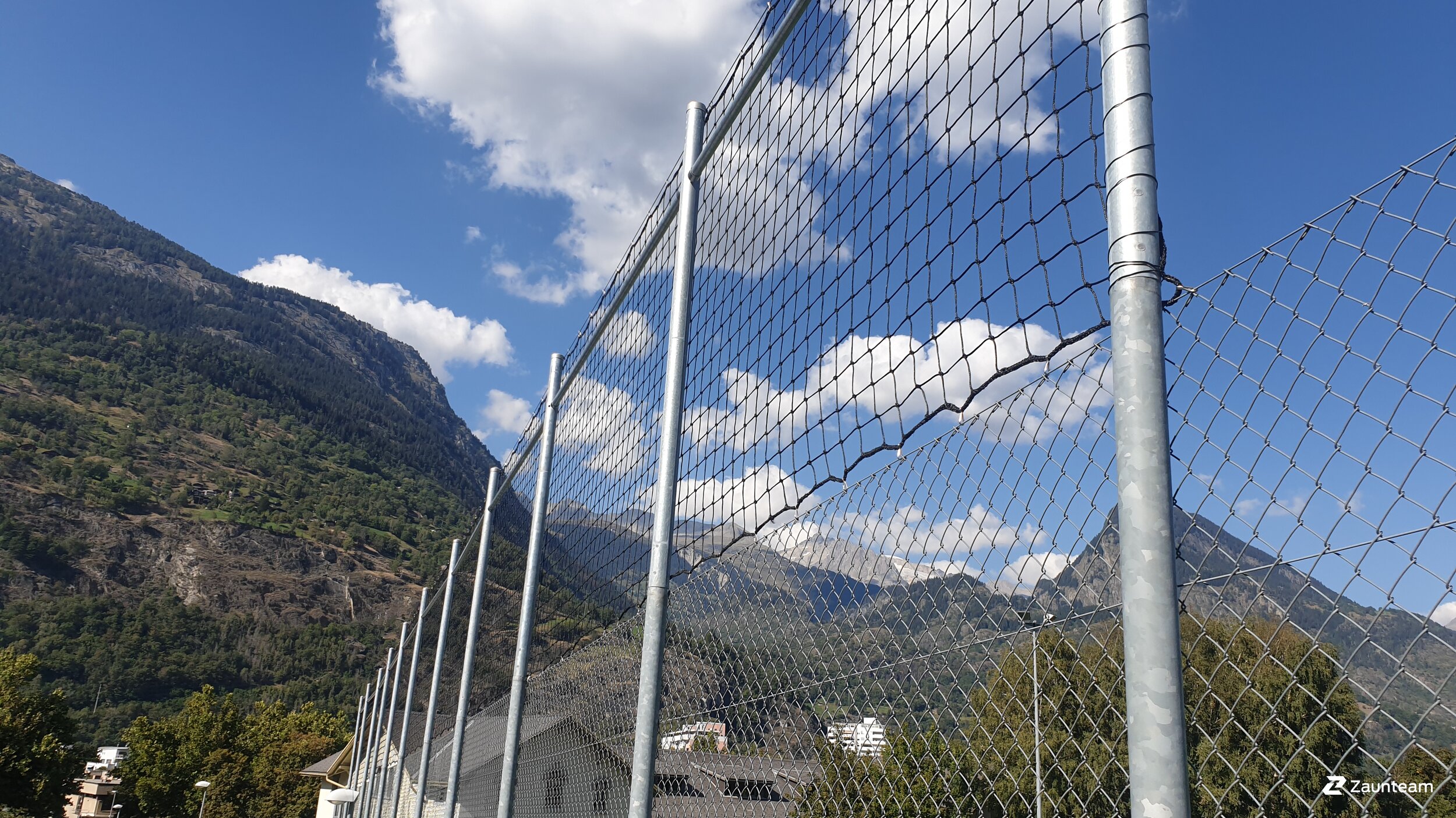 Ballfangzaun aus dem 2020 in 3902 Glis Schweiz von Zaunteam Wallis / Swissclôture Valais.