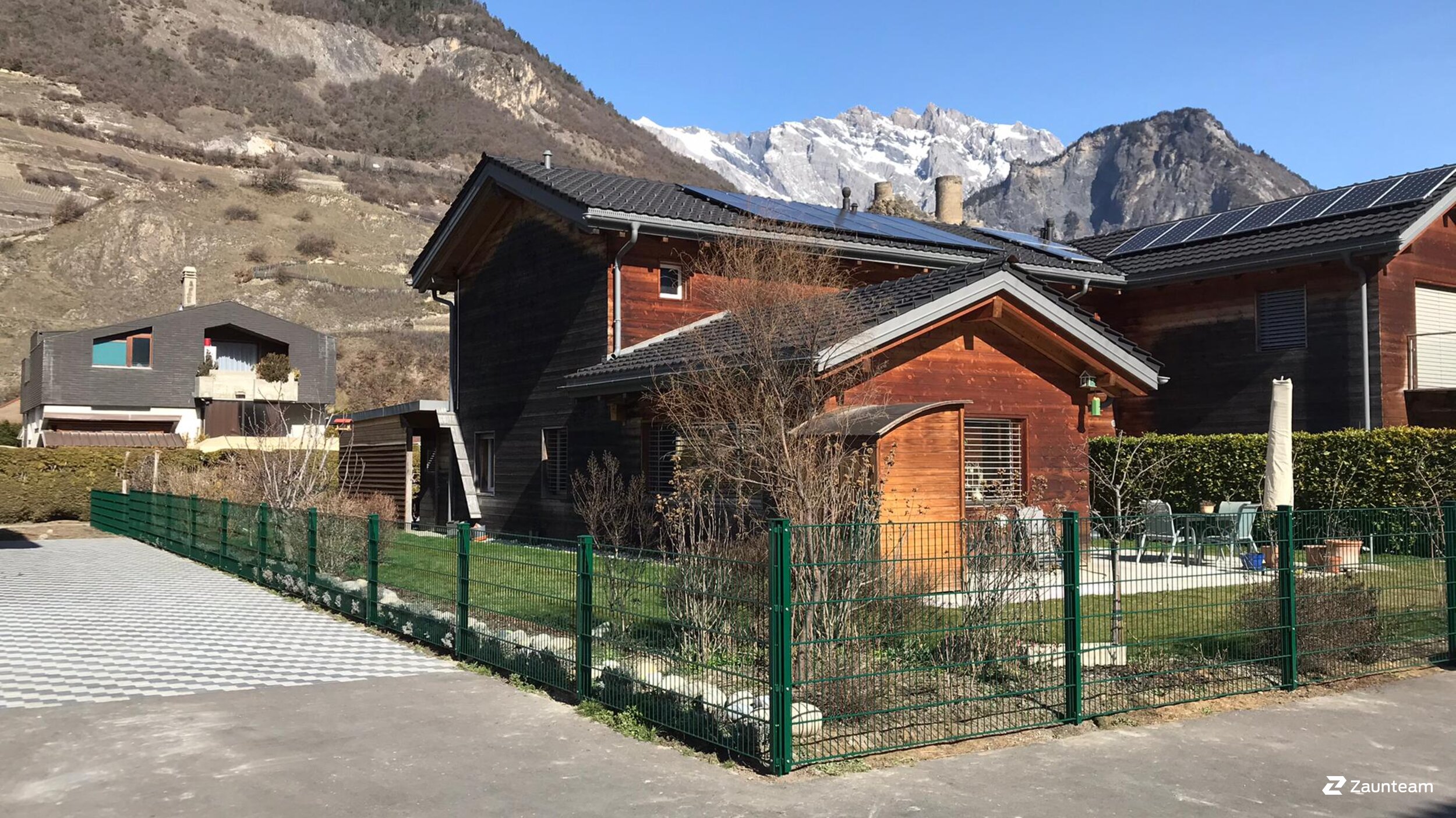 Clôture en panneau double fil de 2021 à 1913 Saillon Suisse de Zaunteam Wallis / Swissclôture Valais.