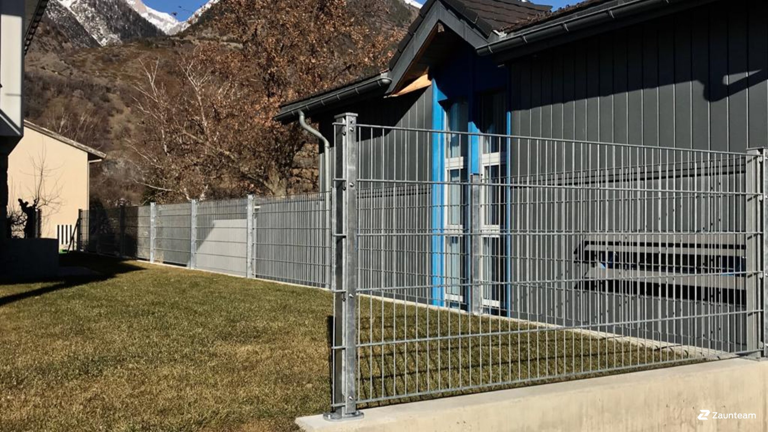 Doppelstabmattenzaun aus dem 2019 in 3942 Raron Schweiz von Zaunteam Wallis / Swissclôture Valais.