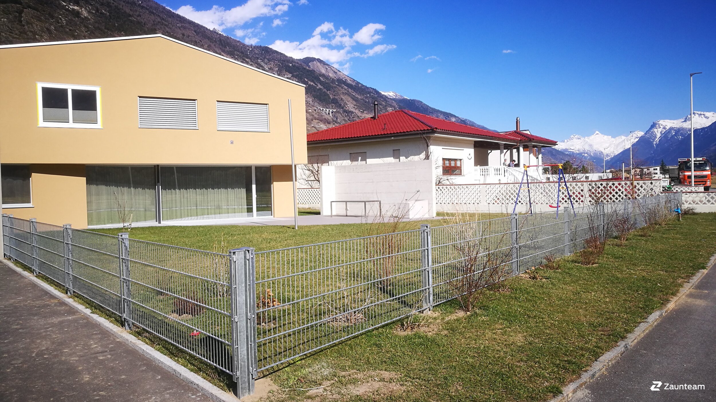 Doppelstabmattenzaun aus dem 2017 in 3945 Gampel Schweiz von Zaunteam Wallis / Swissclôture Valais.