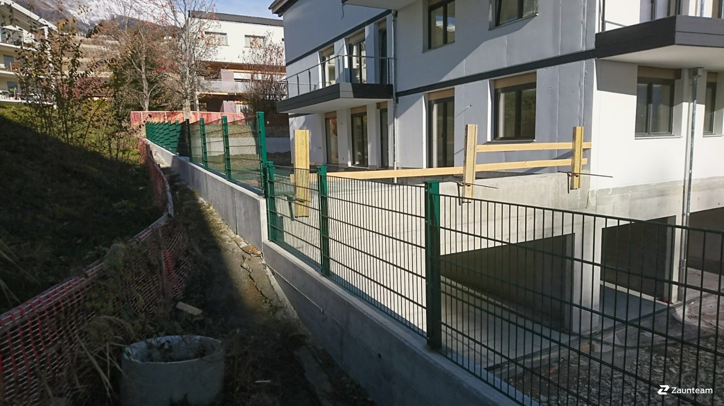 Doppelstabmattenzaun aus dem 2017 in 1971 Champlan Schweiz von Zaunteam Wallis / Swissclôture Valais.