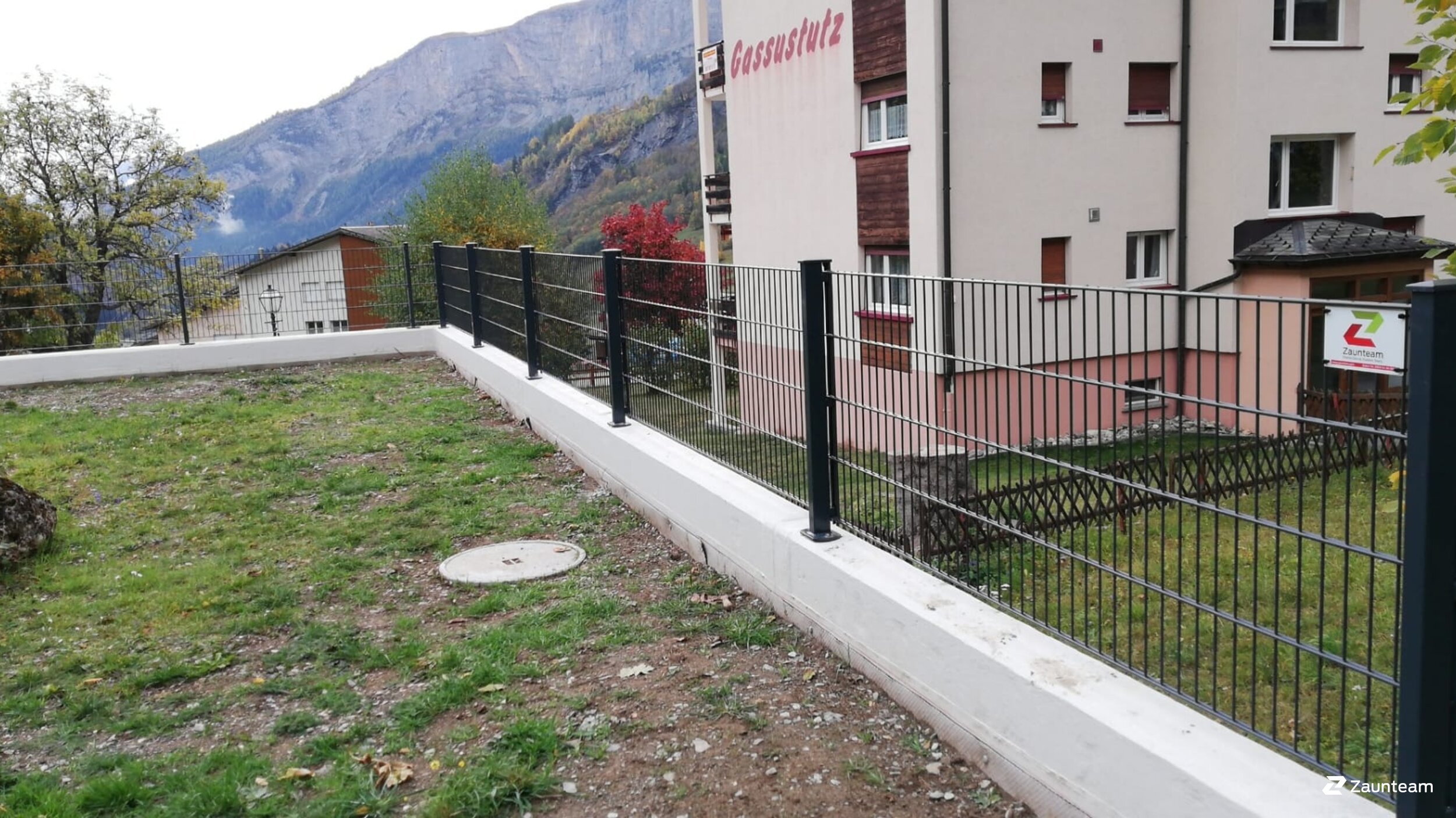Doppelstabmattenzaun aus dem 2019 in 3954 Leukerbad Schweiz von Zaunteam Wallis / Swissclôture Valais.