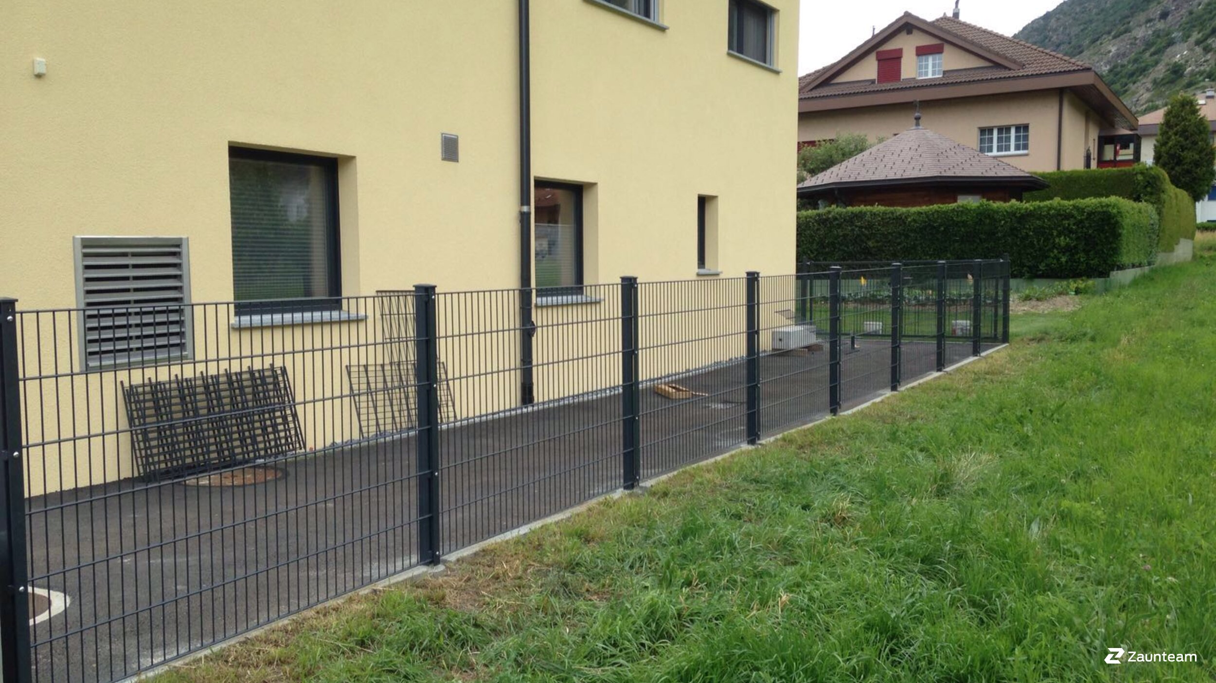 Doppelstabmattenzaun aus dem 2016 in 3940 Steg Schweiz von Zaunteam Wallis / Swissclôture Valais.