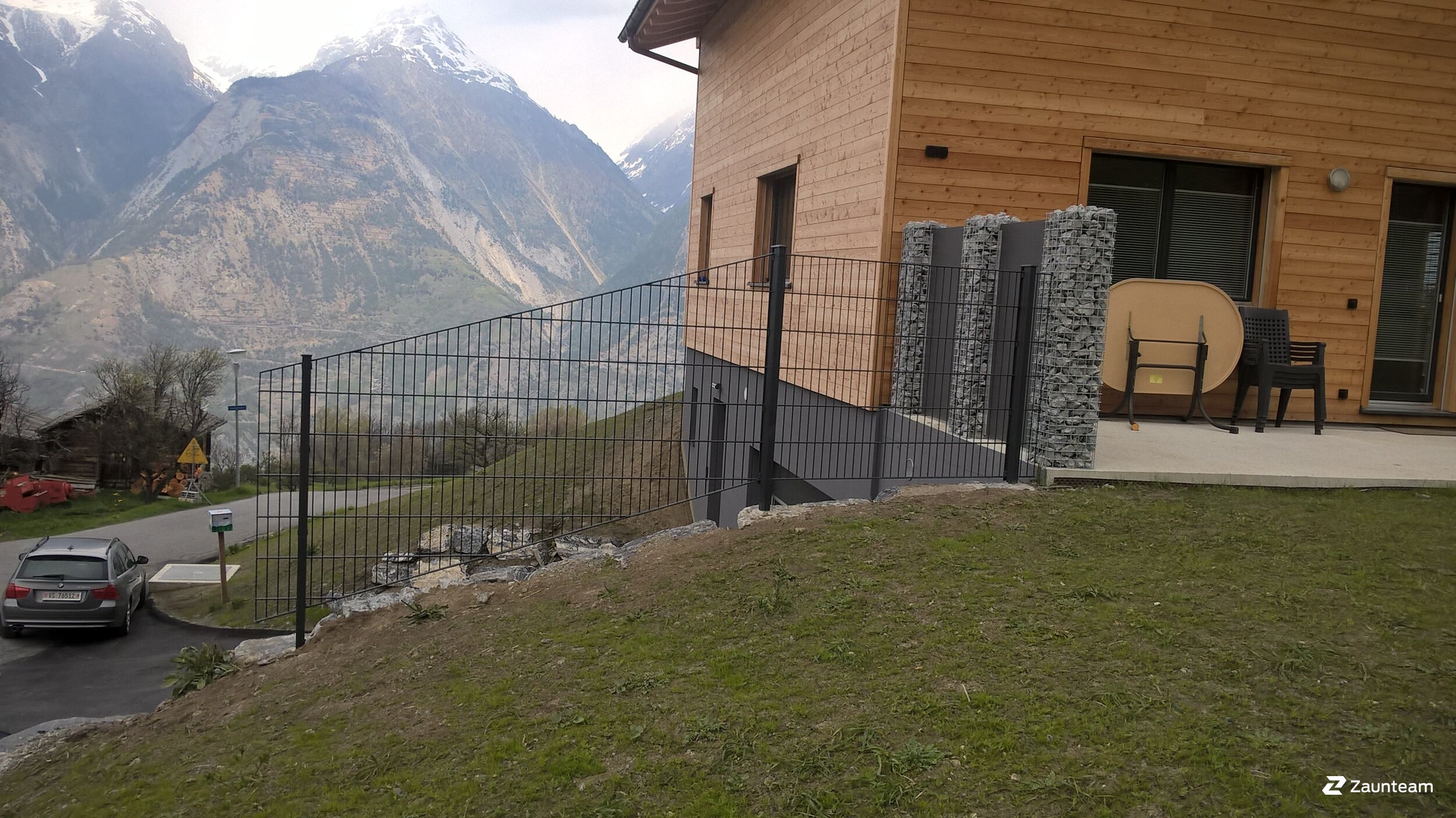 Doppelstabmattenzaun aus dem 2016 in 3944 Unterbäch Schweiz von Zaunteam Wallis / Swissclôture Valais.