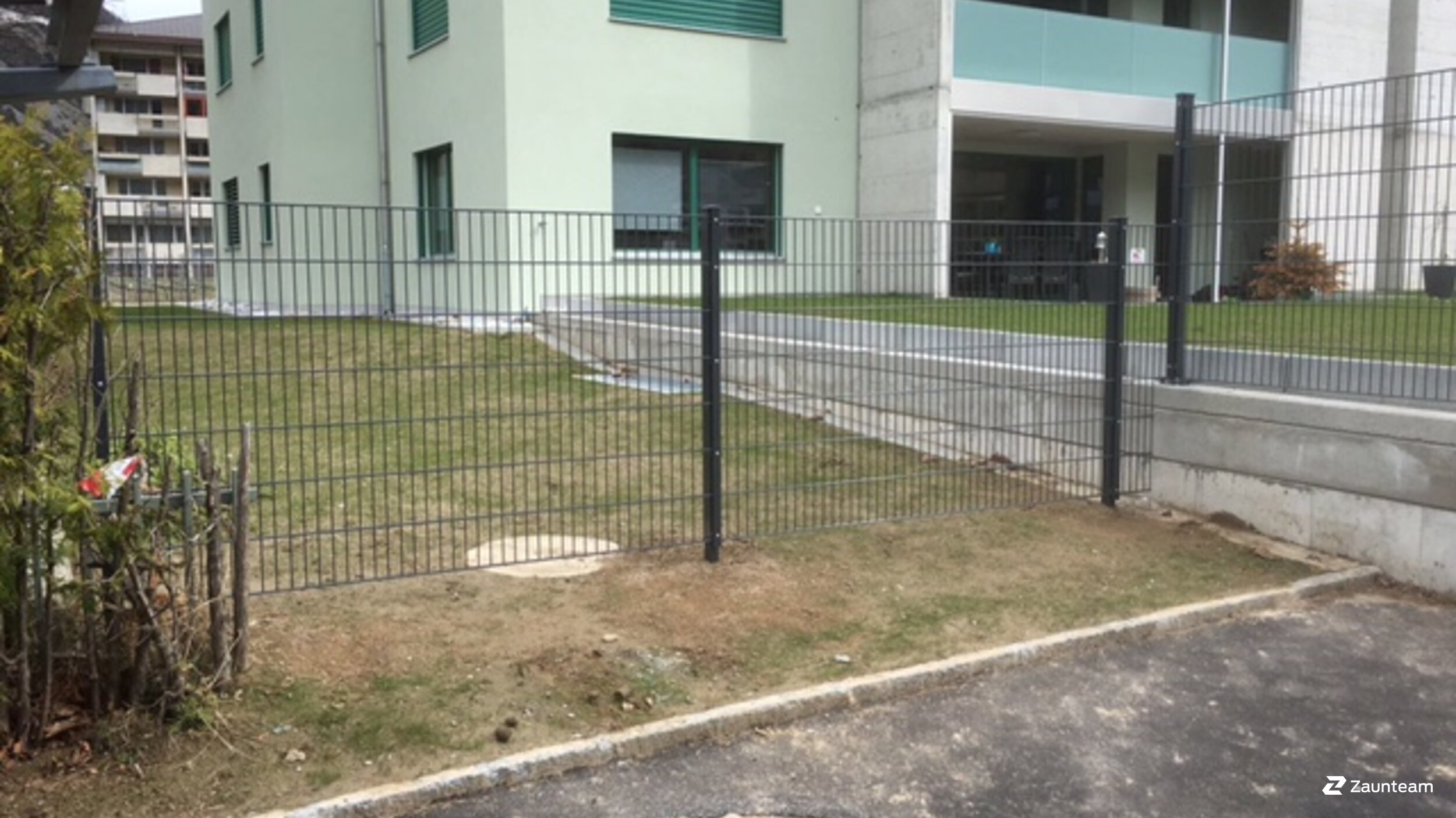 Doppelstabmattenzaun aus dem 2017 in 3945 Gampel Schweiz von Zaunteam Wallis / Swissclôture Valais.