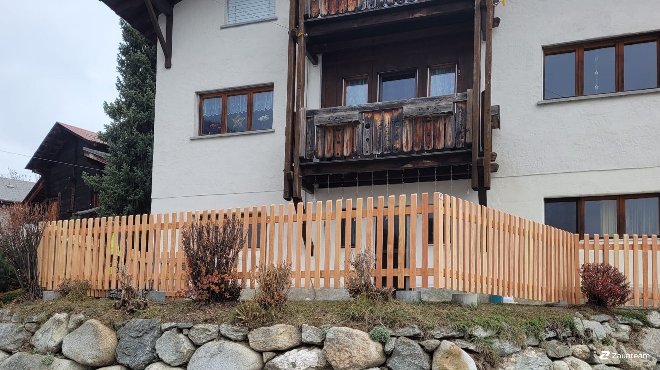 Lärchenzaun aus dem 2022 in 3984 Fiesch Schweiz von Zaunteam Wallis / Swissclôture Valais.