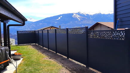 Aluminium Sichtschutz aus dem 2022 in 1976 Erde Schweiz von Zaunteam Wallis / Swissclôture Valais.