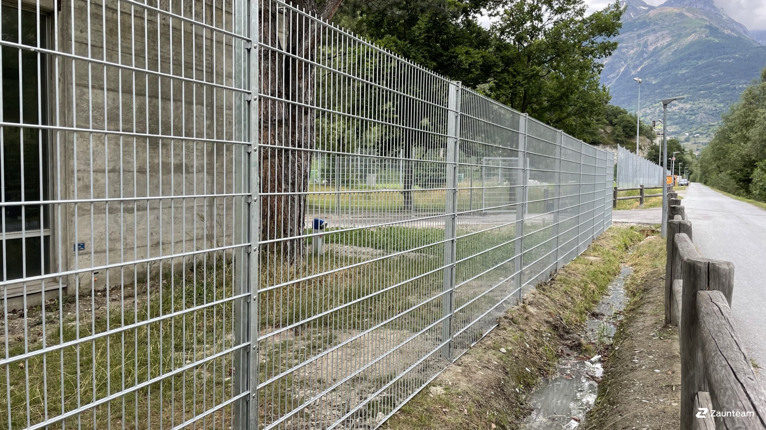 Doppelstabmattenzaun aus dem 2021 in 3930 Visp Schweiz von Zaunteam Wallis / Swissclôture Valais.