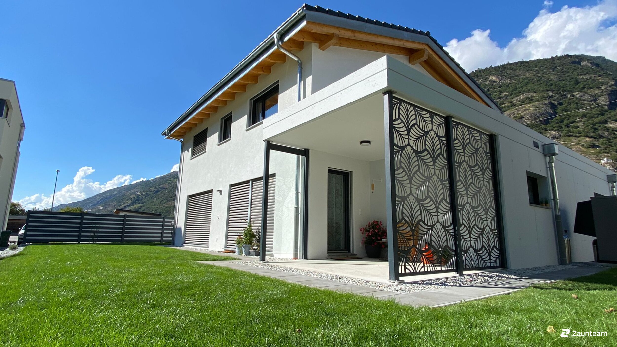 Design Sichtschutz aus dem 2021 in 3945 Gampel Schweiz von Zaunteam Wallis / Swissclôture Valais.