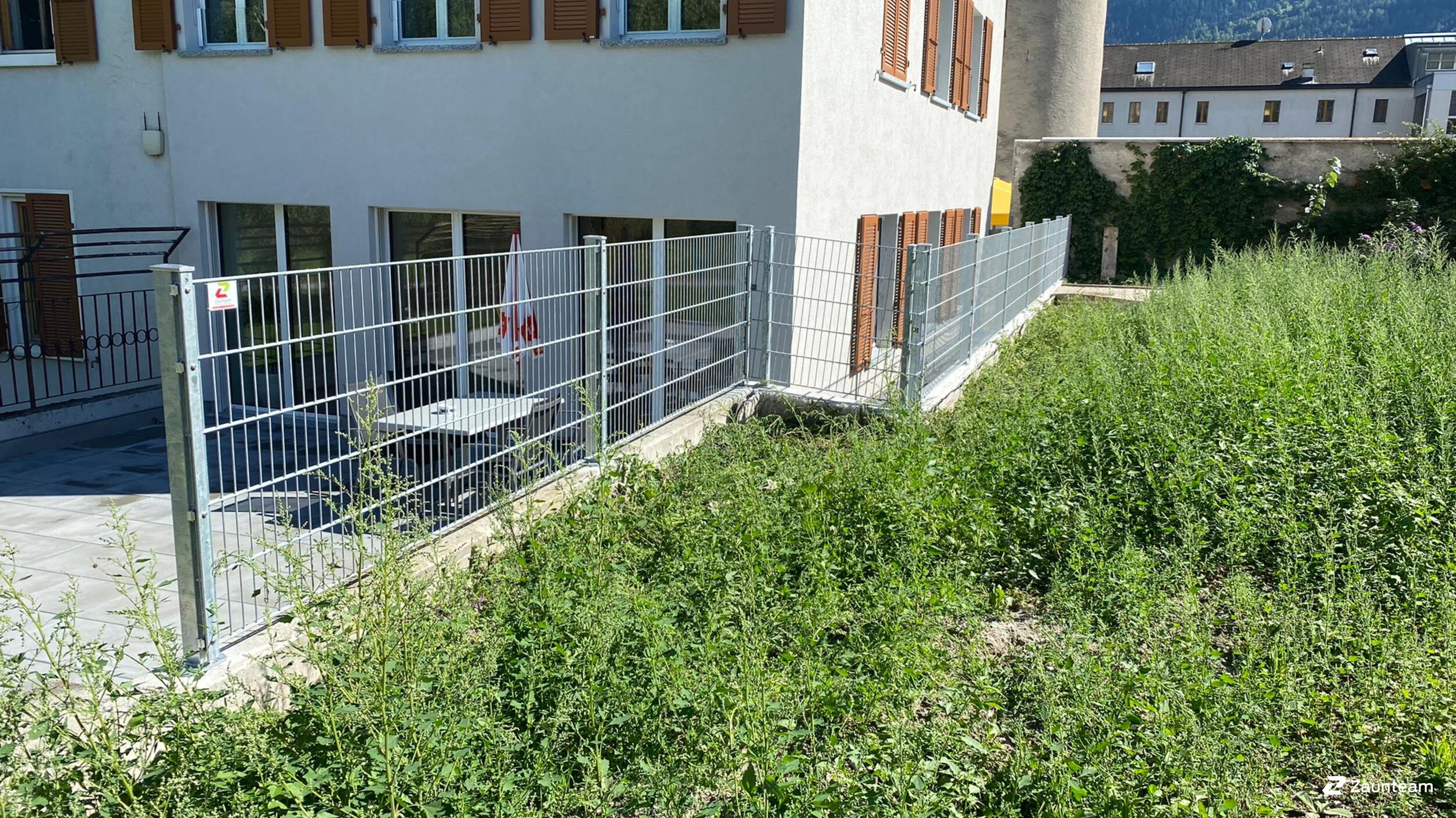 Doppelstabmattenzaun aus dem 2021 in 3952 Susten Schweiz von Zaunteam Wallis / Swissclôture Valais.