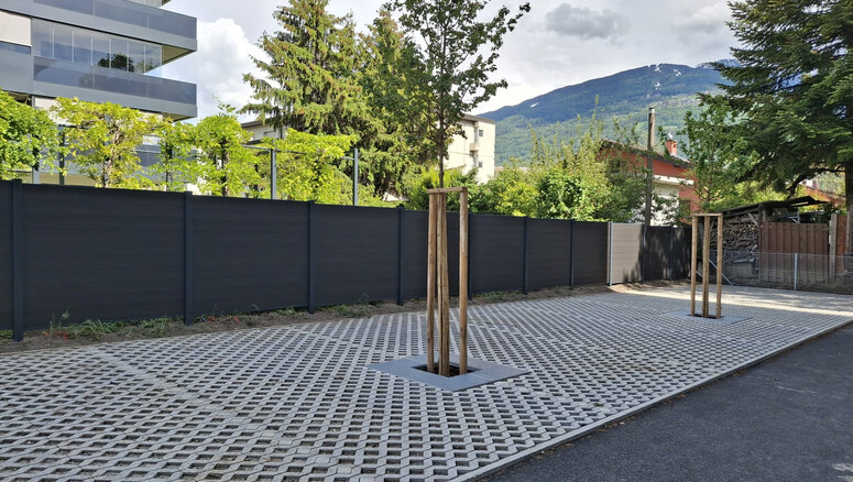 Pare-vue en WPC de 2025 à 1964 Conthey Suisse de Zaunteam Wallis / Swissclôture Valais.