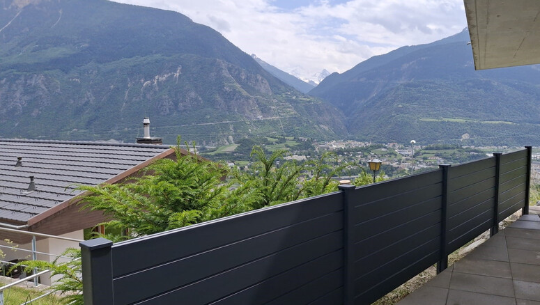 Protection brise-vue en aluminium de 2025 à 3968 Veyras Suisse de Zaunteam Wallis / Swissclôture Valais.