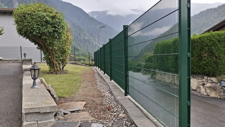Doppelstabmattenzaun aus dem 2025 in 1932 Les Valettes Schweiz von Zaunteam Wallis / Swissclôture Valais.