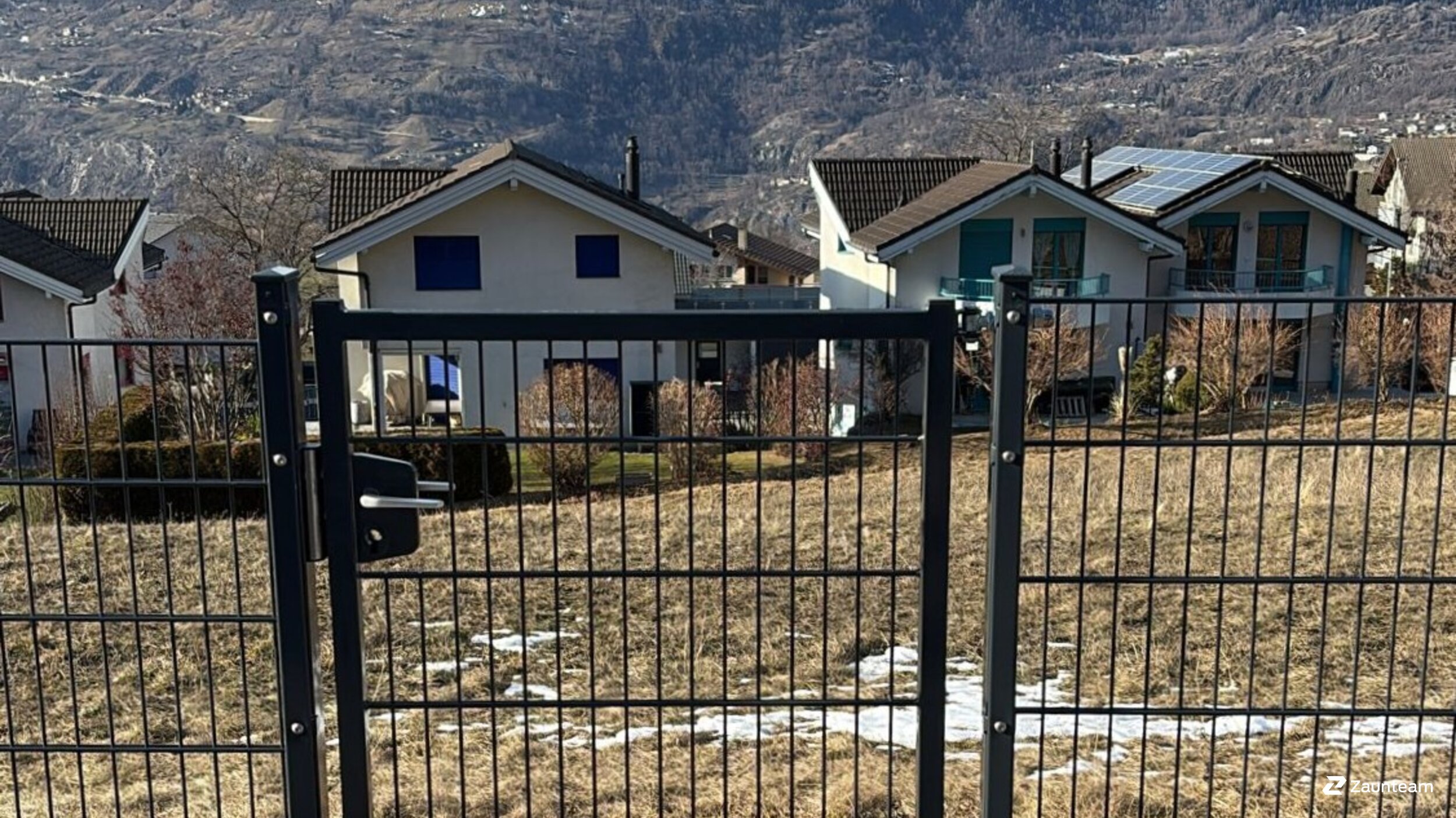 Doppelstabmattenzaun aus dem 2026 in 3911 Ried-Brig Schweiz von Zaunteam Wallis / Swissclôture Valais.