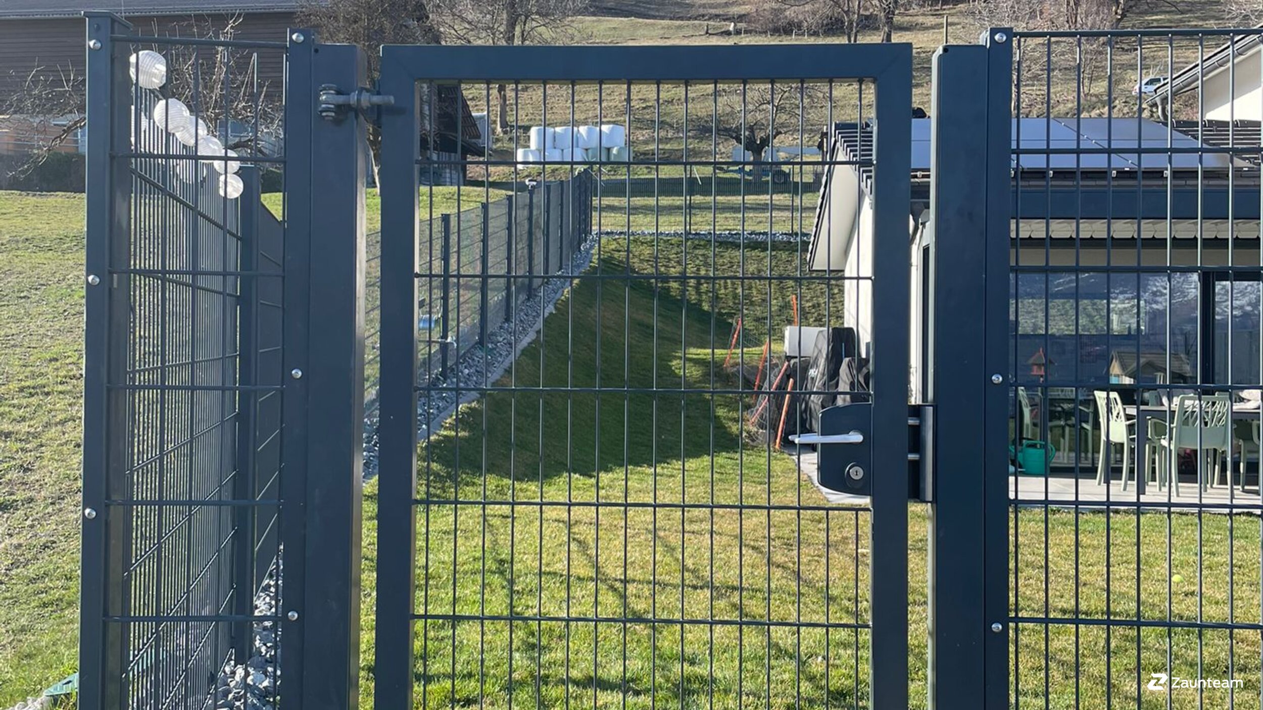 Clôture en panneau double fil de 2026 à 1976 Erde Suisse de Zaunteam Wallis / Swissclôture Valais.