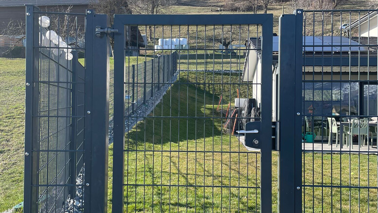 Clôture en panneau double fil de 2026 à 1976 Erde Suisse de Zaunteam Wallis / Swissclôture Valais.