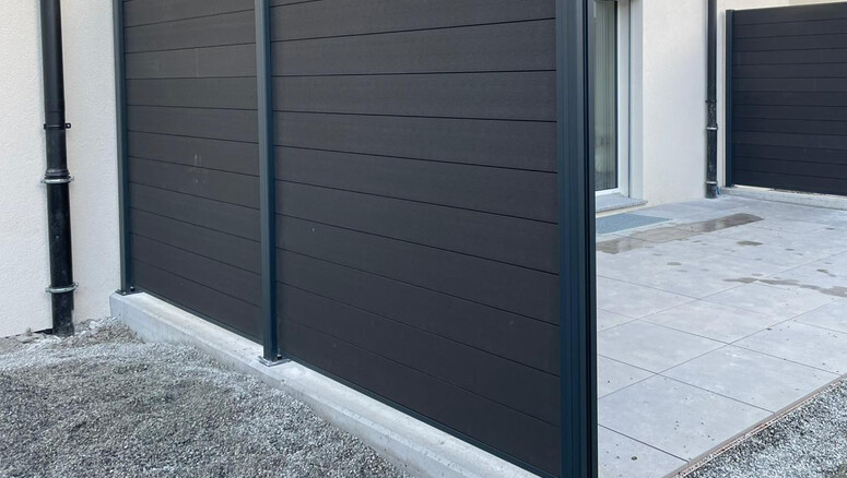 Pare-vue en WPC de 2025 à 1967 Bramois Suisse de Zaunteam Wallis / Swissclôture Valais.