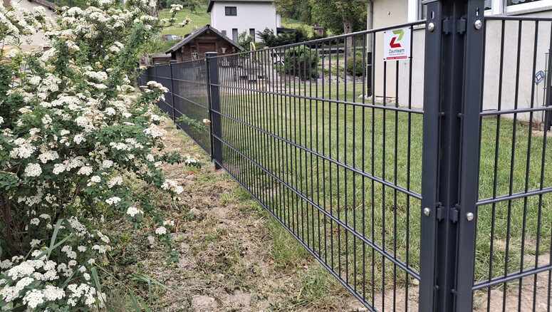Doppelstabmattenzaun aus dem 2026 in 3952 Susten Schweiz von Zaunteam Wallis / Swissclôture Valais.
