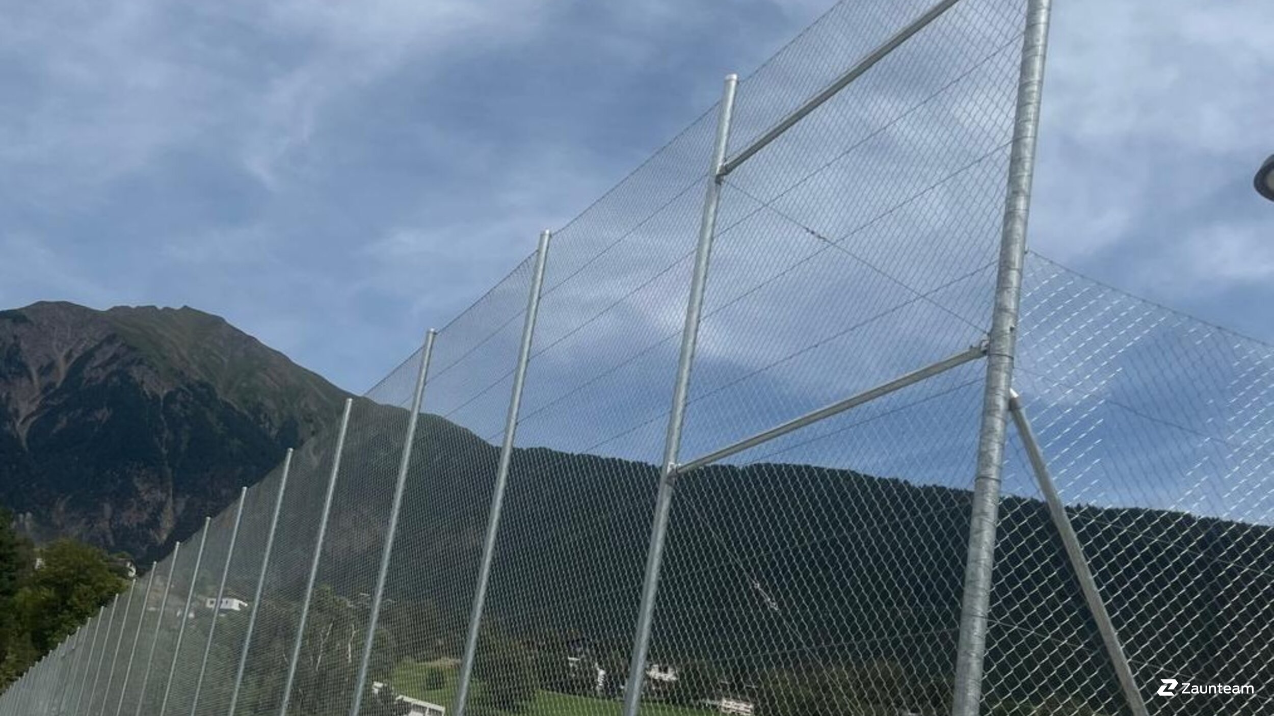 Ballfangzaun aus dem 2026 in 3900 Brig Schweiz von Zaunteam Wallis / Swissclôture Valais.