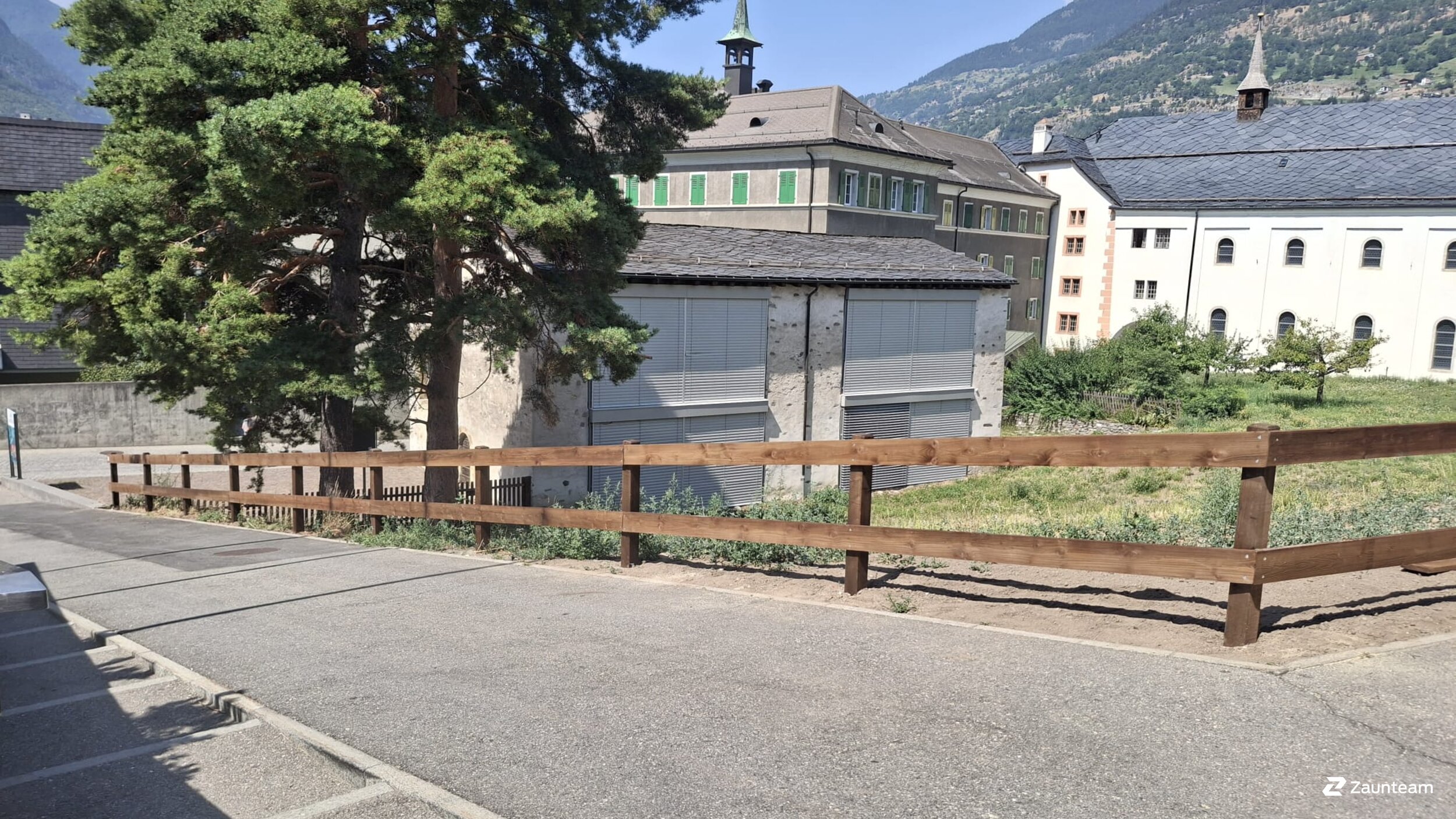 Halbrundlattenzaun aus dem 2026 in 3900 Brig Schweiz von Zaunteam Wallis / Swissclôture Valais.