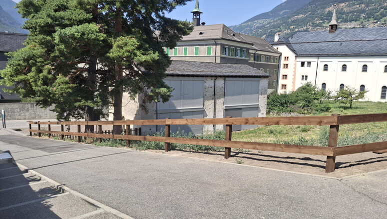 Halbrundlattenzaun aus dem 2026 in 3900 Brig Schweiz von Zaunteam Wallis / Swissclôture Valais.