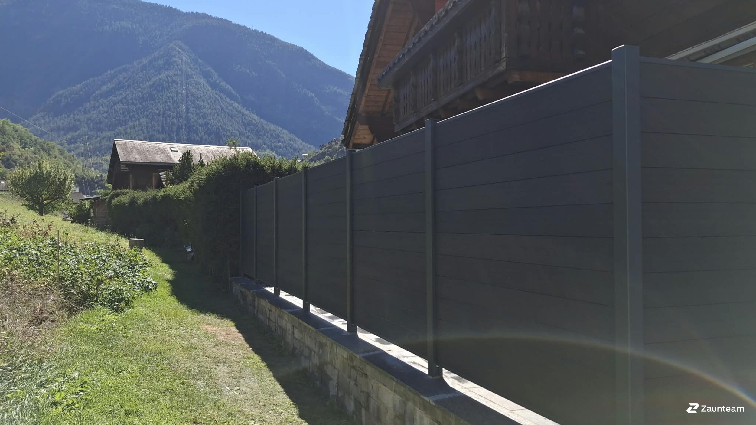 Pare-vue en WPC de 2026 à 3922 Stalden Suisse de Zaunteam Wallis / Swissclôture Valais.