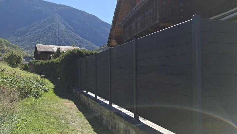 Pare-vue en WPC de 2026 à 3922 Stalden Suisse de Zaunteam Wallis / Swissclôture Valais.